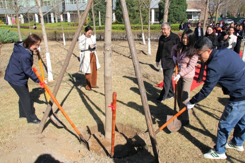 公司園區“同心林”共同栽下同心樹苗(1)